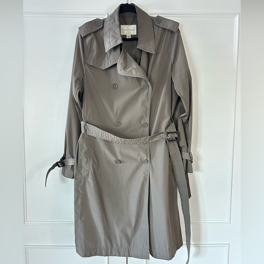 Banana Republic nylon rain trench. Gently used. Size XL.
